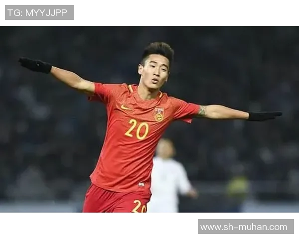 国足主帅亲赴基层选拔新人，现场引发围观